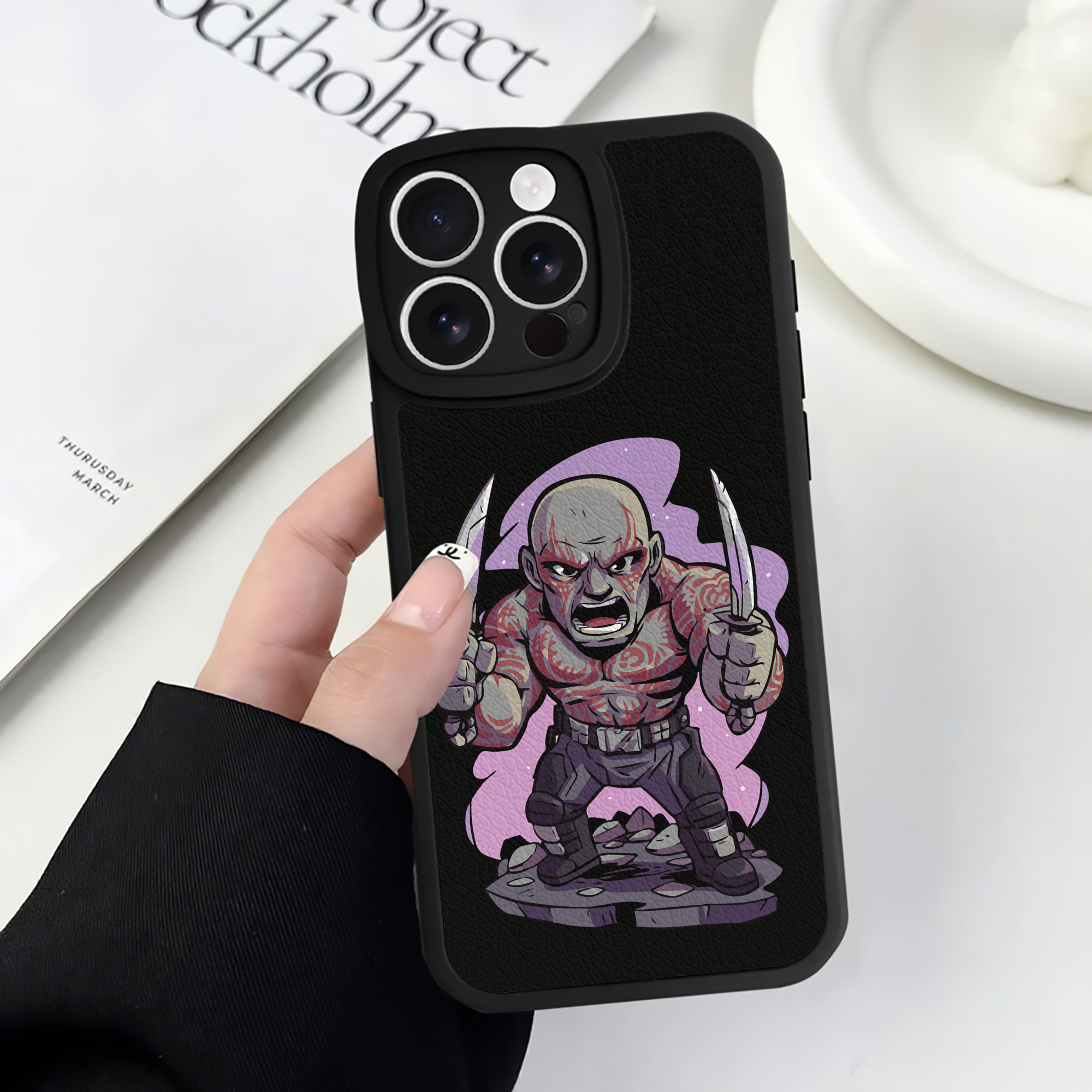 （画像用） アベンジャーズ The Avengers 【iPhone 16シリーズ対応】シリコンスマホケース（レザー調） 材質：シリコン